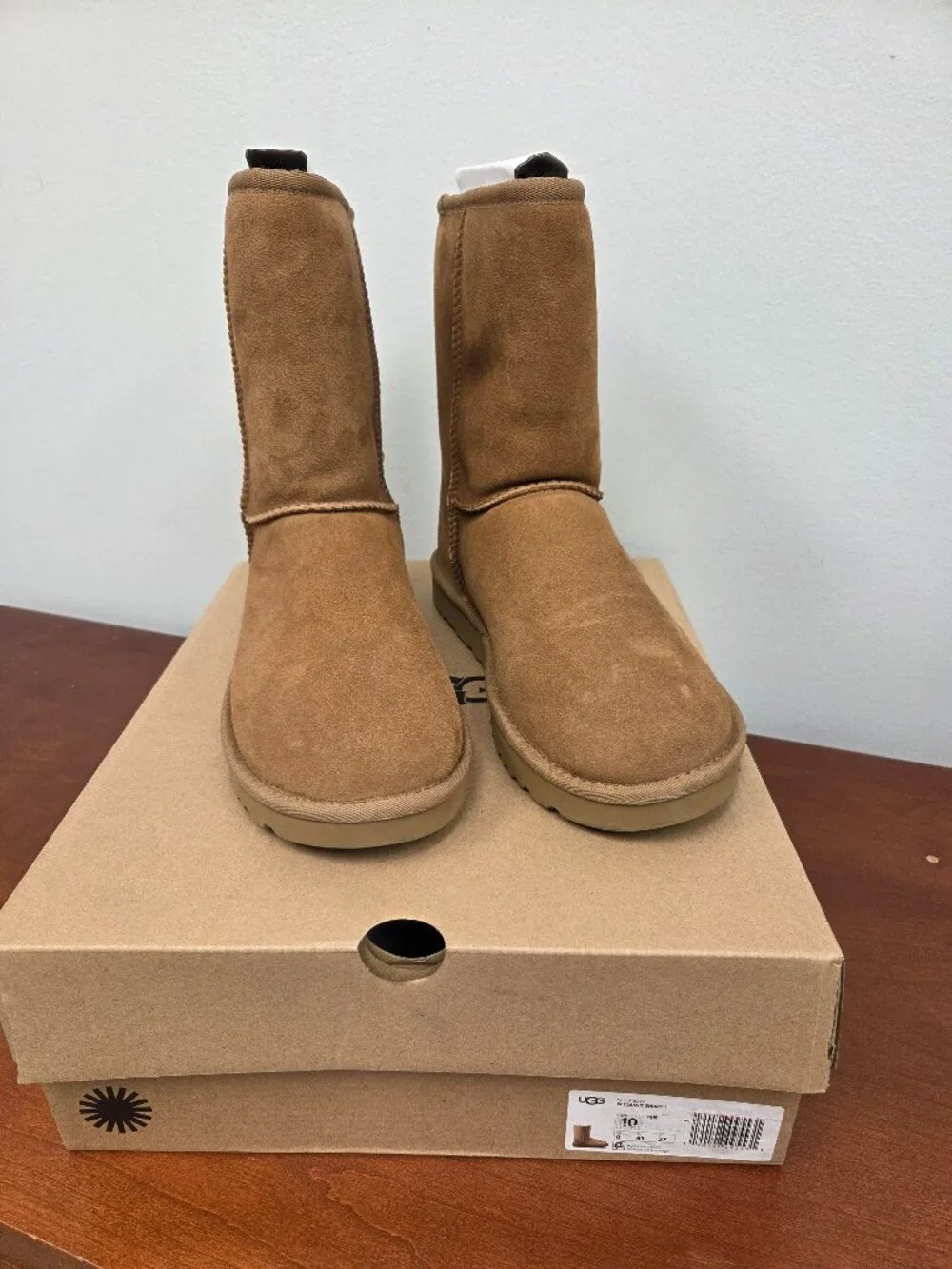 UGG Classic Short II Women's Size 10 New in Box with damage